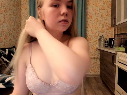 aliennikki  fucking her pussy on webcam