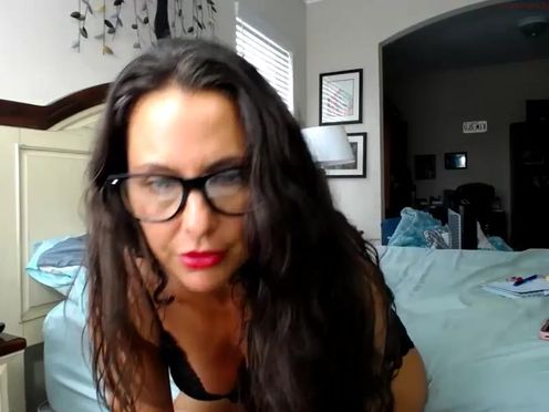 curvymodelmilf  fucking her pussy on webcam