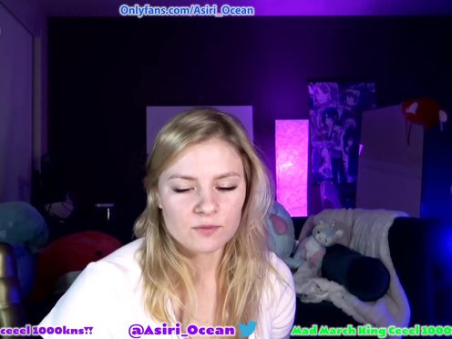 asiri_ocean fucks herself in front of the webcam