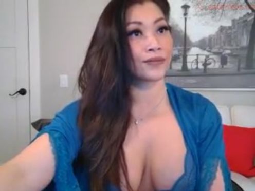jade_lee naughty queen puts on beautiful tits