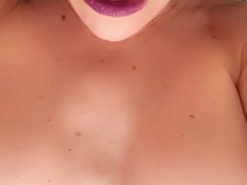 Nicole_DuPapillon cool skinny rubs her lips sex