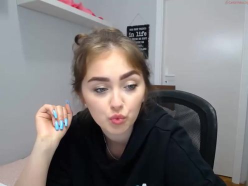 silvia_ami attractive babe caresses lips sex