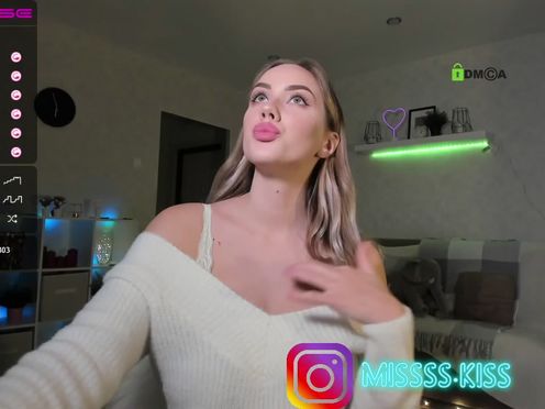 missss_kiss cute slut jumps on a dildo