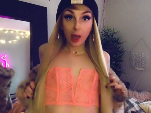 cutiepii33quinn onlyfans charming shows off her tits.