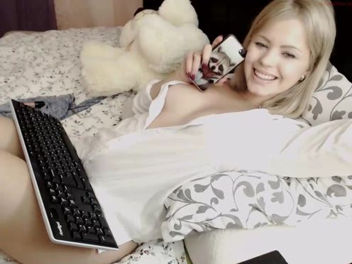 priscillamoon  rubs her damp pussycat webcam show